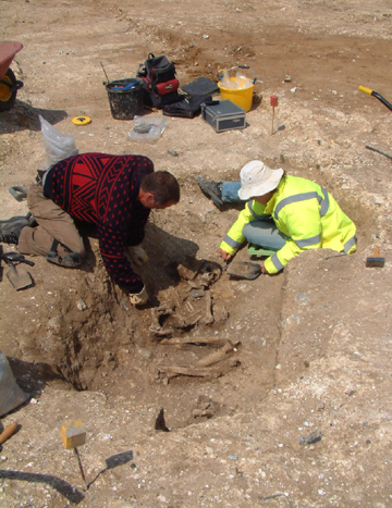 Susan and Paul excavating the QEQM Beaker burial